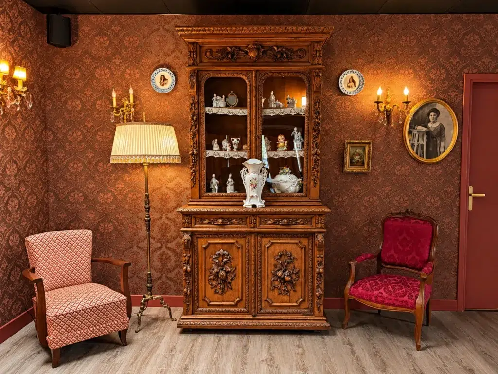 Vitrine et fauteuils — salle de réception Glorious à Saint-Brice