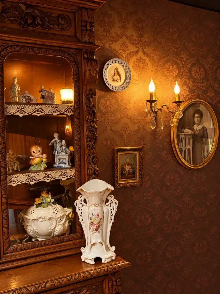 Vitrine et objets anciens — salle de réception Glorious à Saint-Brice